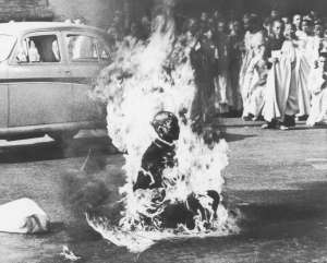 Buddhist monk Thich Quang Duc sets himself ablaze in protest against the persecution of Buddhists by the South Vietnamese government. (Malcolm W. Browne). Premio WPP nel 1963 