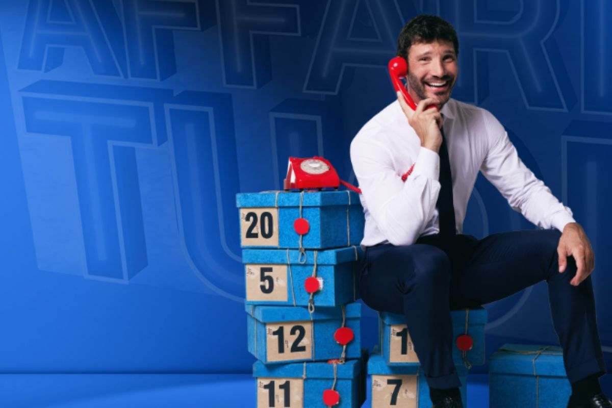 Stefano de martino sorridente nello studio di Affari Tuoi