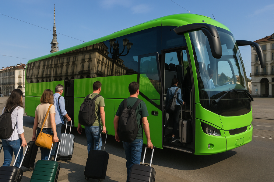 Passeggeri con bagagli che salgono su un autobus Flibco moderno nel centro di Torino in una giornata soleggiata