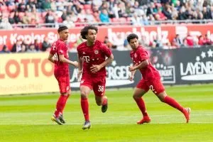Joshua Zirkzee in campo con il Bayern Monaco. Foto di Sven Mandel, Wikimedia Commons, CC BY SA 4.0.