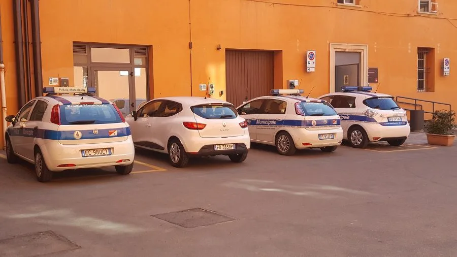 Polizia municipale a Bologna: immagine di contesto, non riferita direttamente al caso. Foto di Mattes, Wikimedia Commons, CC BY-SA 4.0.