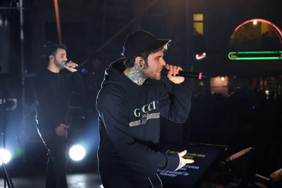 Fedez durante un evento pubblico. Foto di Città di Parma, Wikimedia Commons, CC BY-SA 2.0.