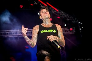 Fedez durante un’esibizione. Foto di Davide Di Ninno, Wikimedia Commons, CC BY 2.0.