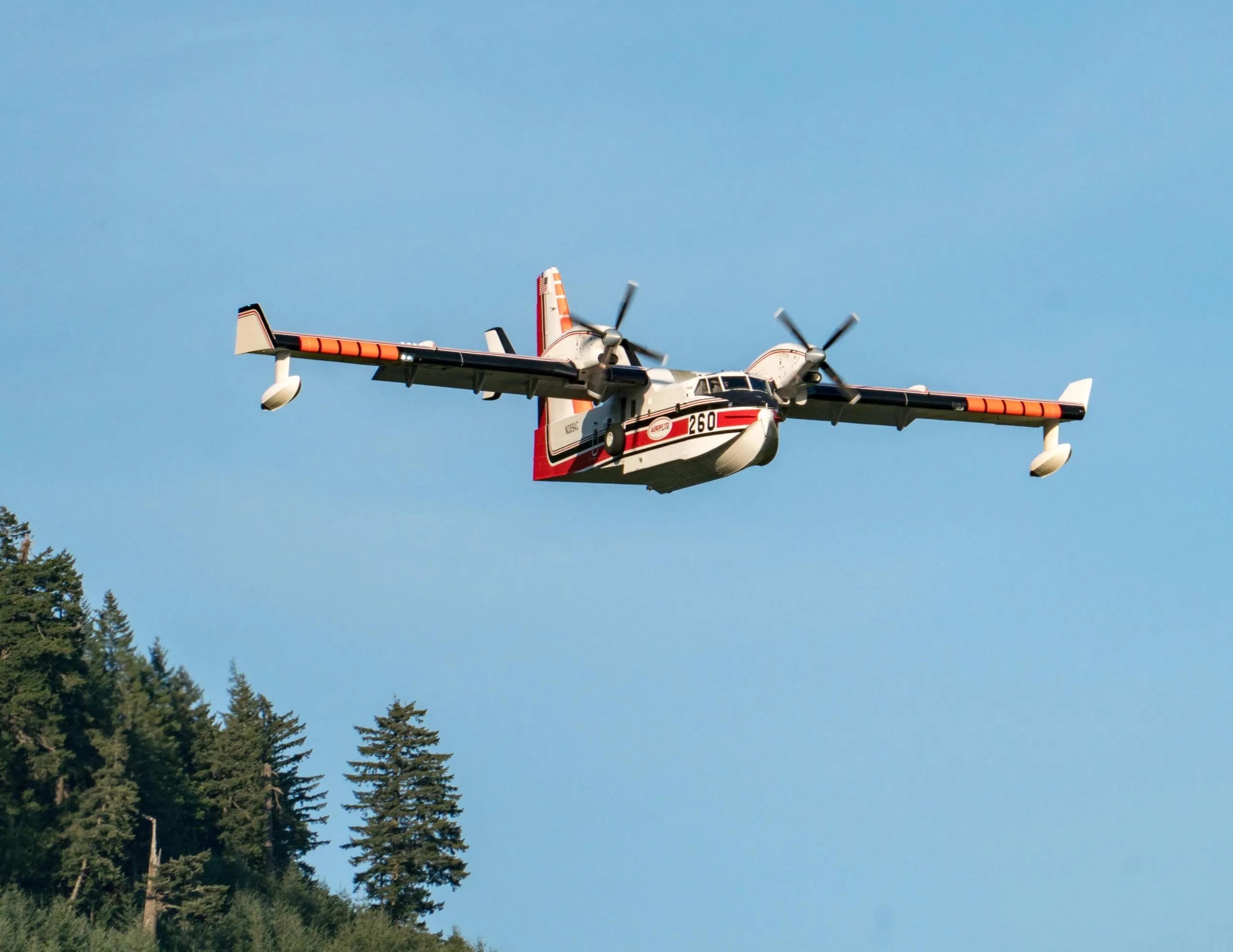 Velivolo antincendio in volo durante operazioni di spegnimento