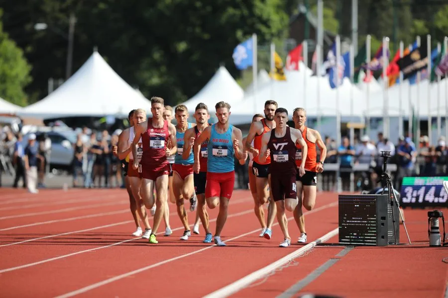 Josh Kerr corre in gruppo su una pista di atletica durante una gara di mezzofondo