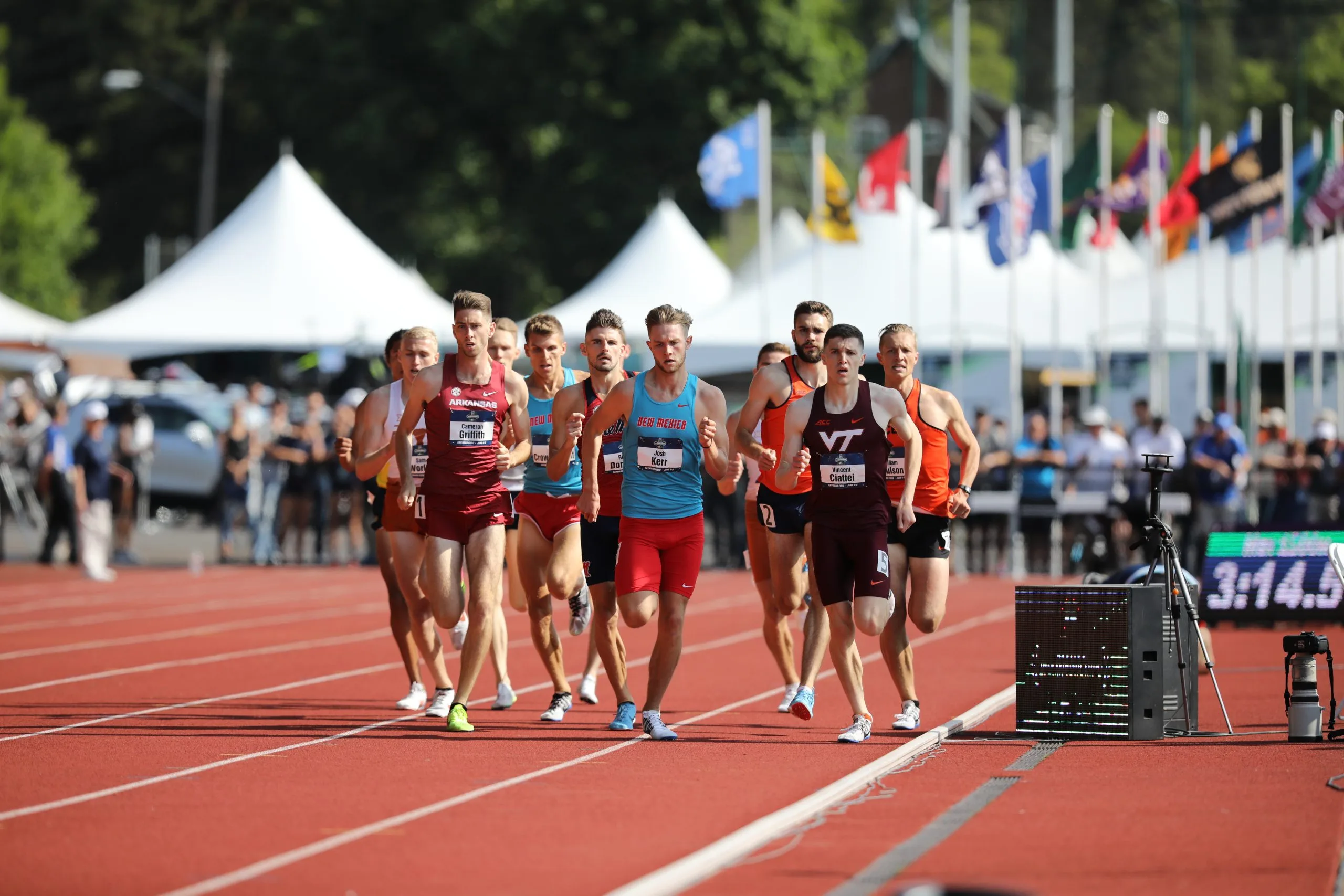 Josh Kerr corre in gruppo su una pista di atletica durante una gara di mezzofondo