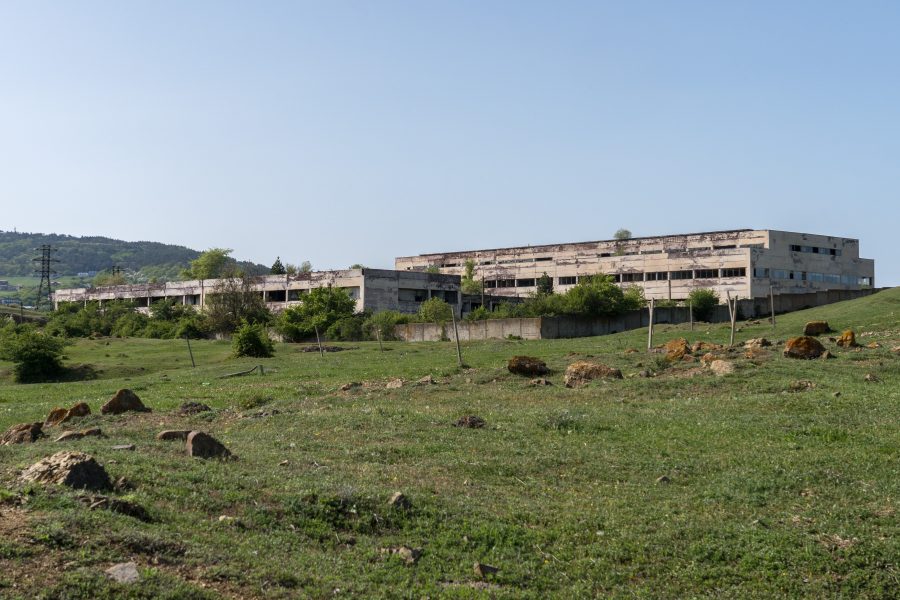Tricom, la fabbrica dei veleni: cosa insegna una storia di lavoro, ambiente e memoria