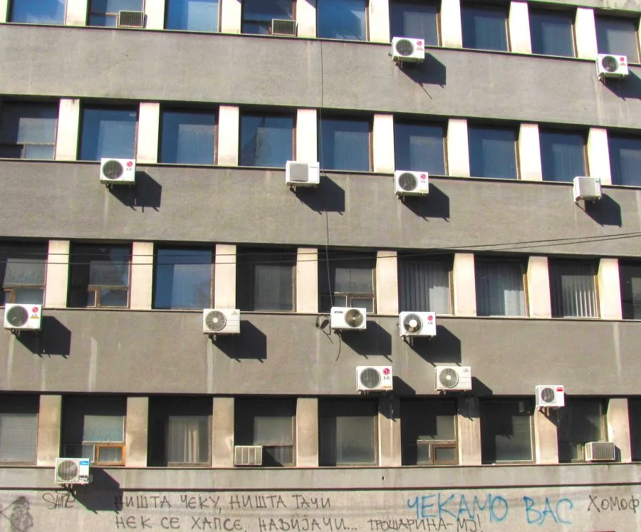 Condizionatori esterni su una facciata urbana assolata