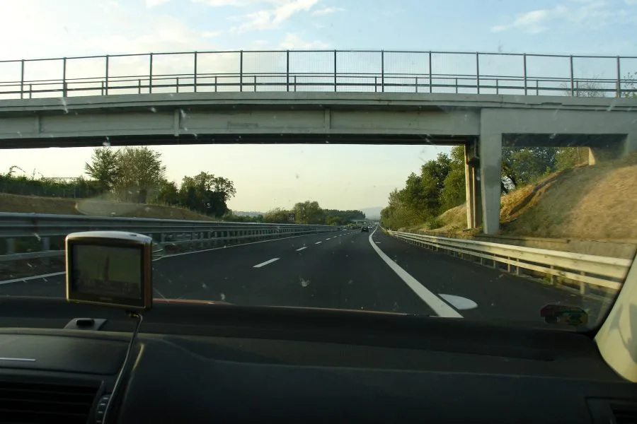 Auto in viaggio sull'autostrada A1 durante uno spostamento estivo