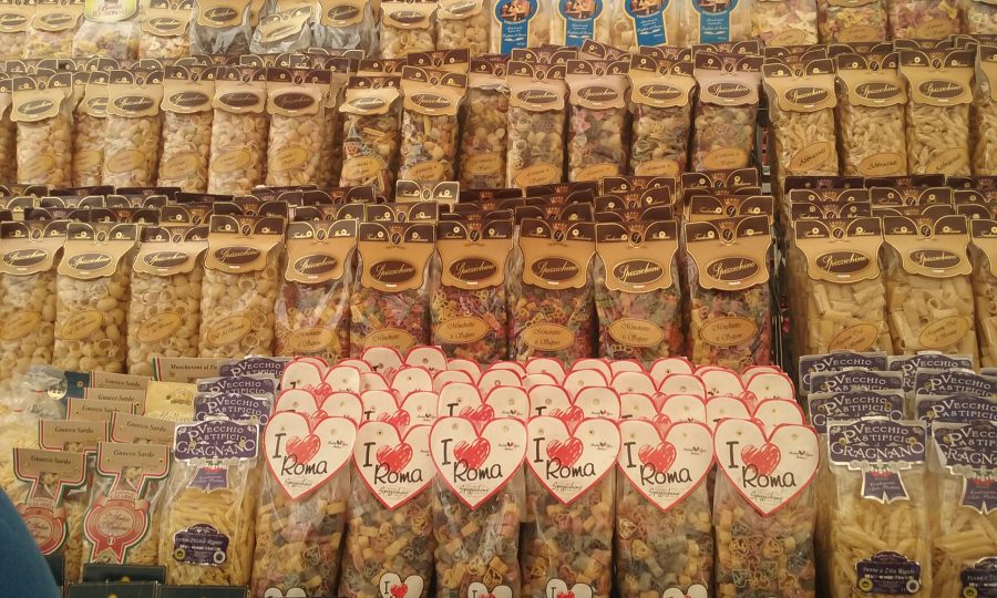 Confezioni di pasta esposte in un banco alimentare a Campo de Fiori a Roma