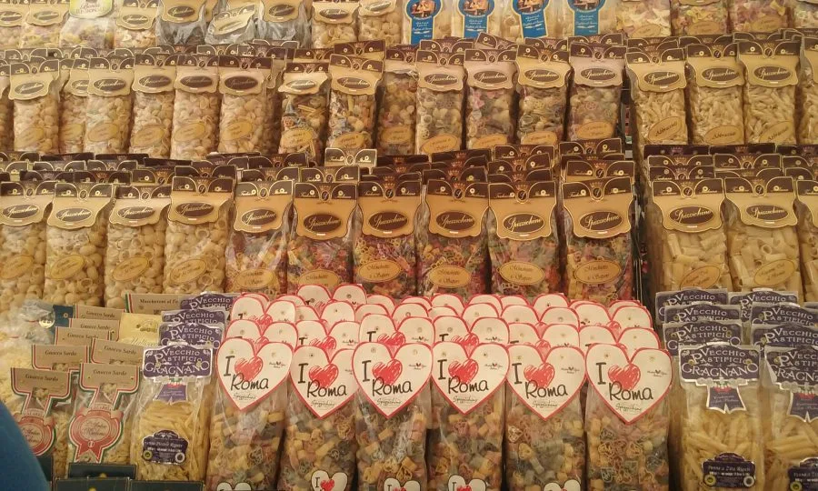 Confezioni di pasta esposte in un banco alimentare a Campo de Fiori a Roma