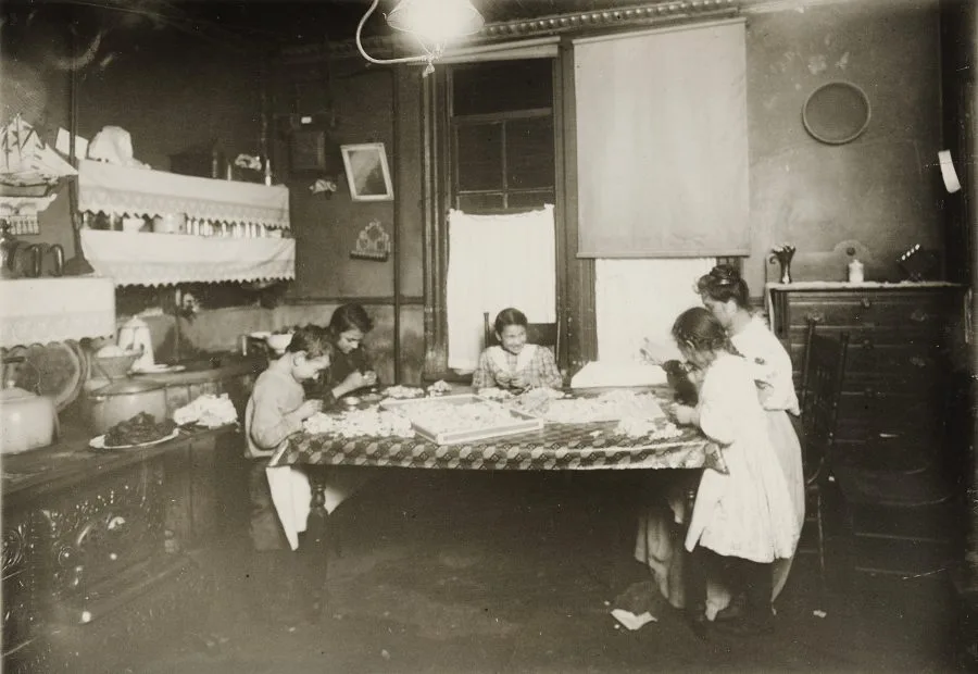 Bambini al lavoro in casa, immagine storica sul lavoro minorile