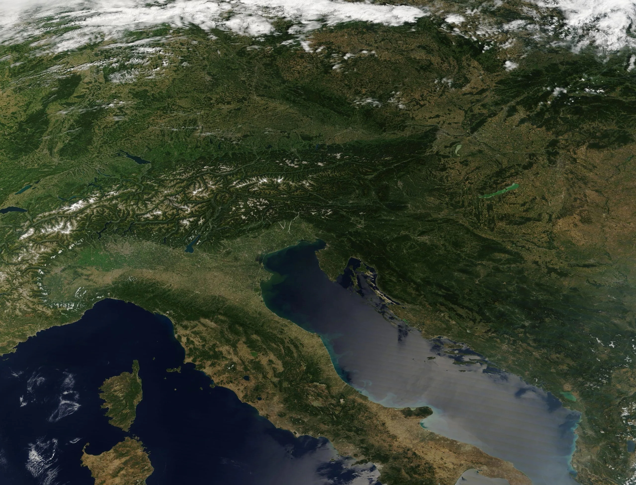 Immagine satellitare NASA di cieli sereni sull'Italia settentrionale e sull'Europa durante una cupola di calore