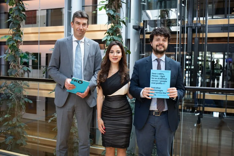 Co-relatori dell AI Act al Parlamento europeo con documenti sul regolamento