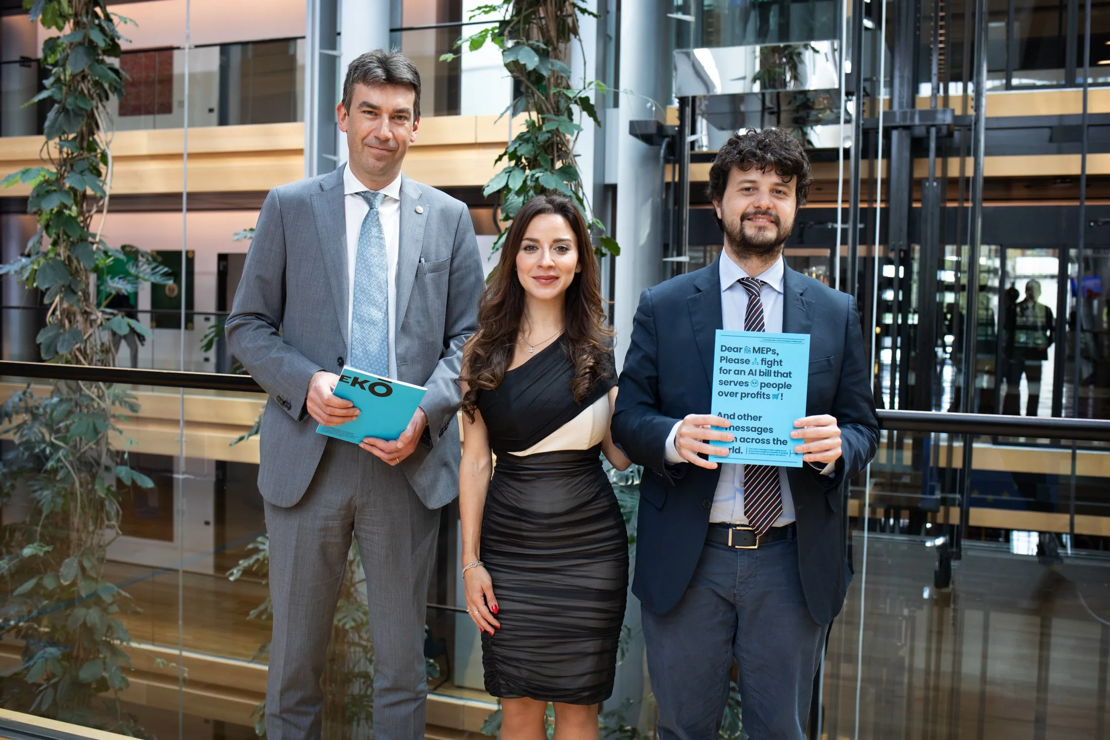 Co-relatori dell AI Act al Parlamento europeo con documenti sul regolamento