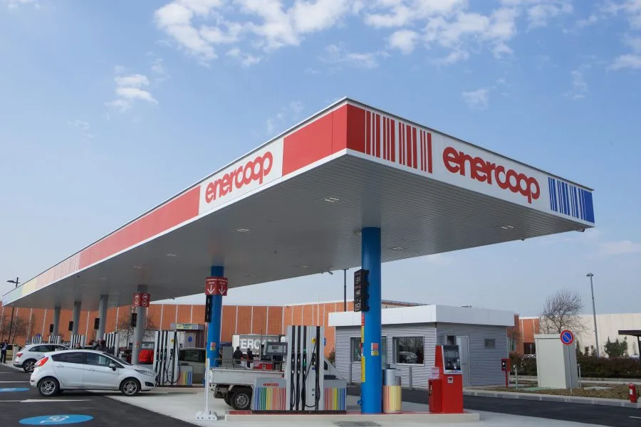 Stazione di servizio Enercoop in Italia con auto e pompe carburante