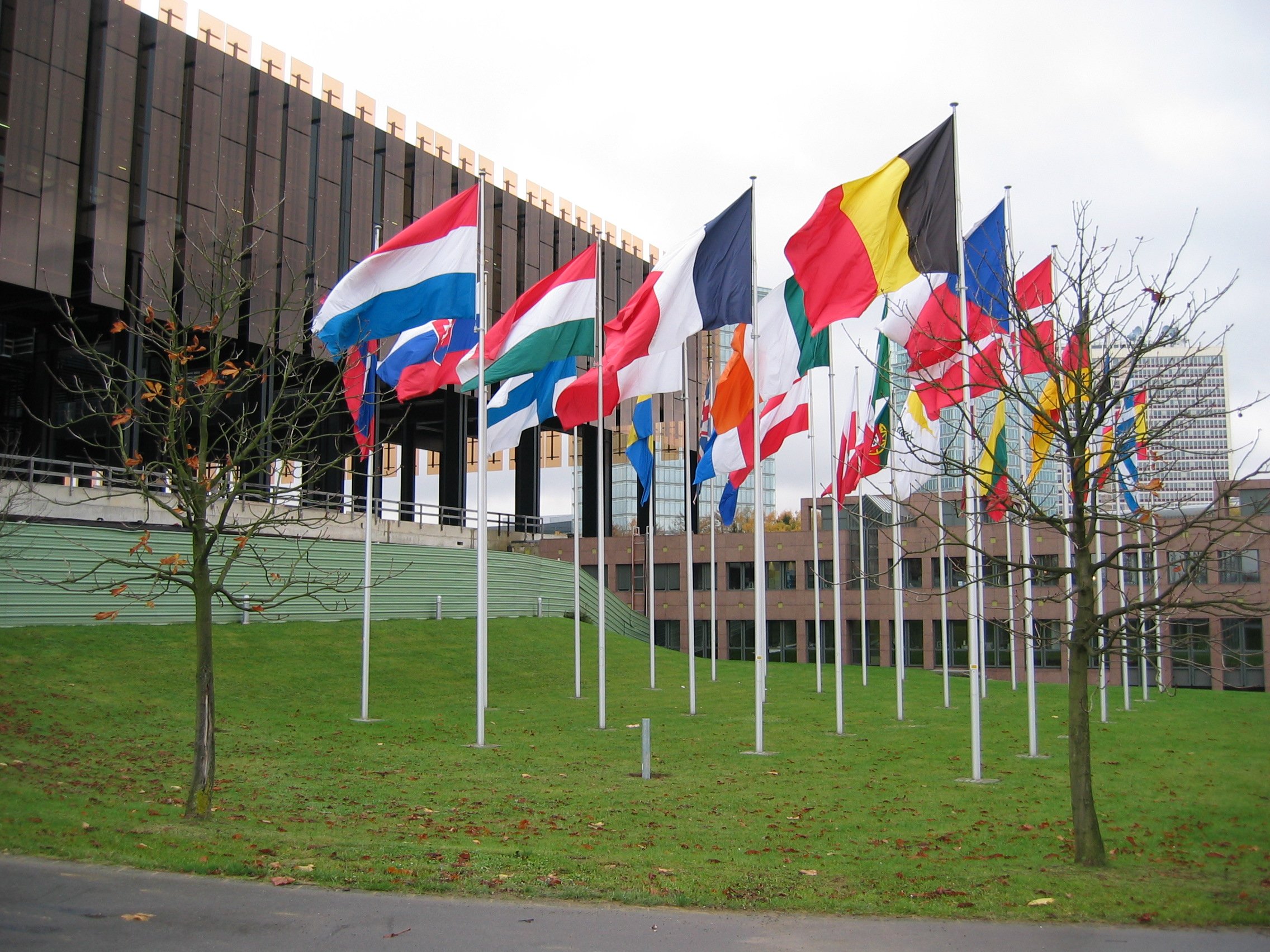 Corte di giustizia dell’Unione europea a Lussemburgo con le bandiere degli Stati membri