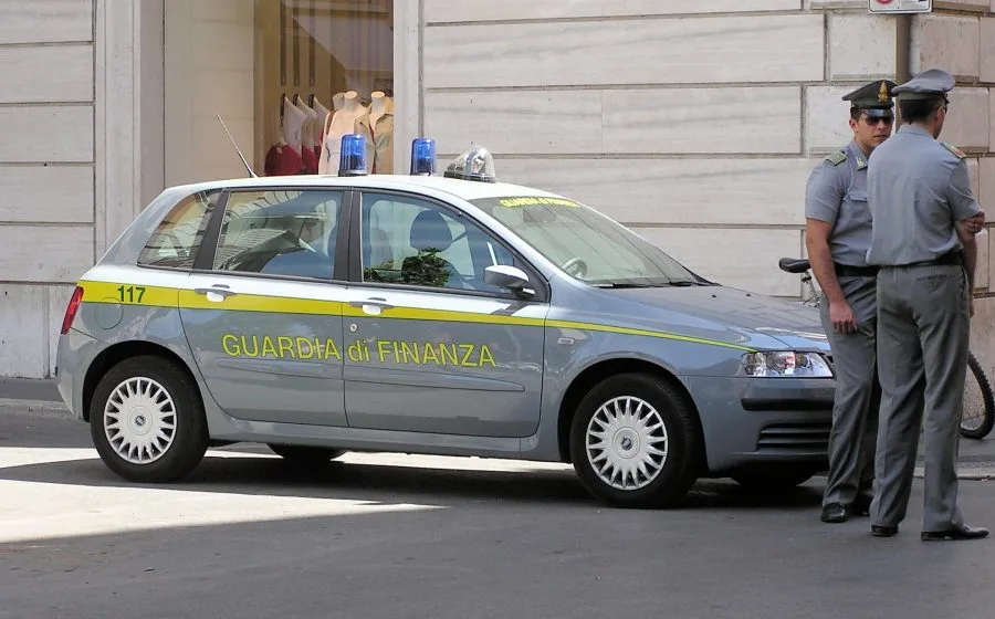 Auto della Guardia di Finanza a Roma durante controlli finanziari