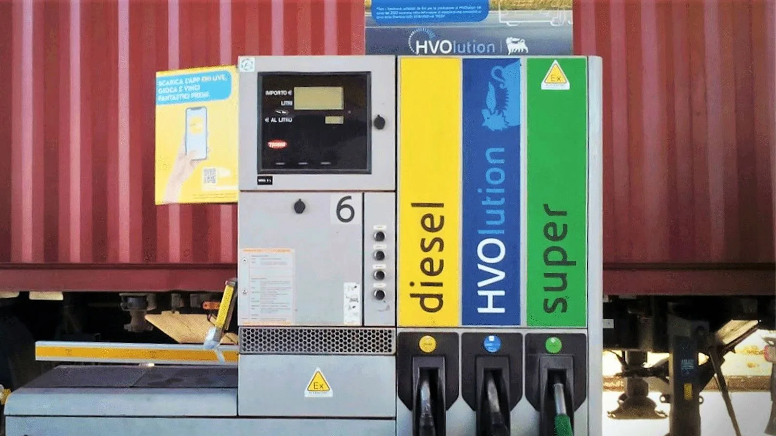 Erogatore di gasolio, HVO e benzina in una stazione di servizio in Italia