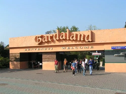 Ingresso di Gardaland a Castelnuovo del Garda, contesto del parco dopo l'incendio