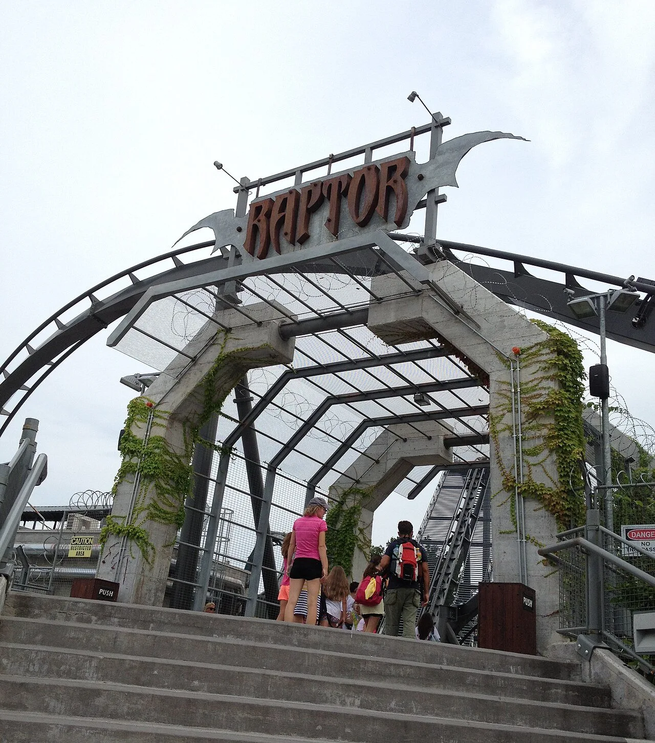 Ingresso dell'attrazione Raptor a Gardaland, vicina all'area interessata dall'incendio