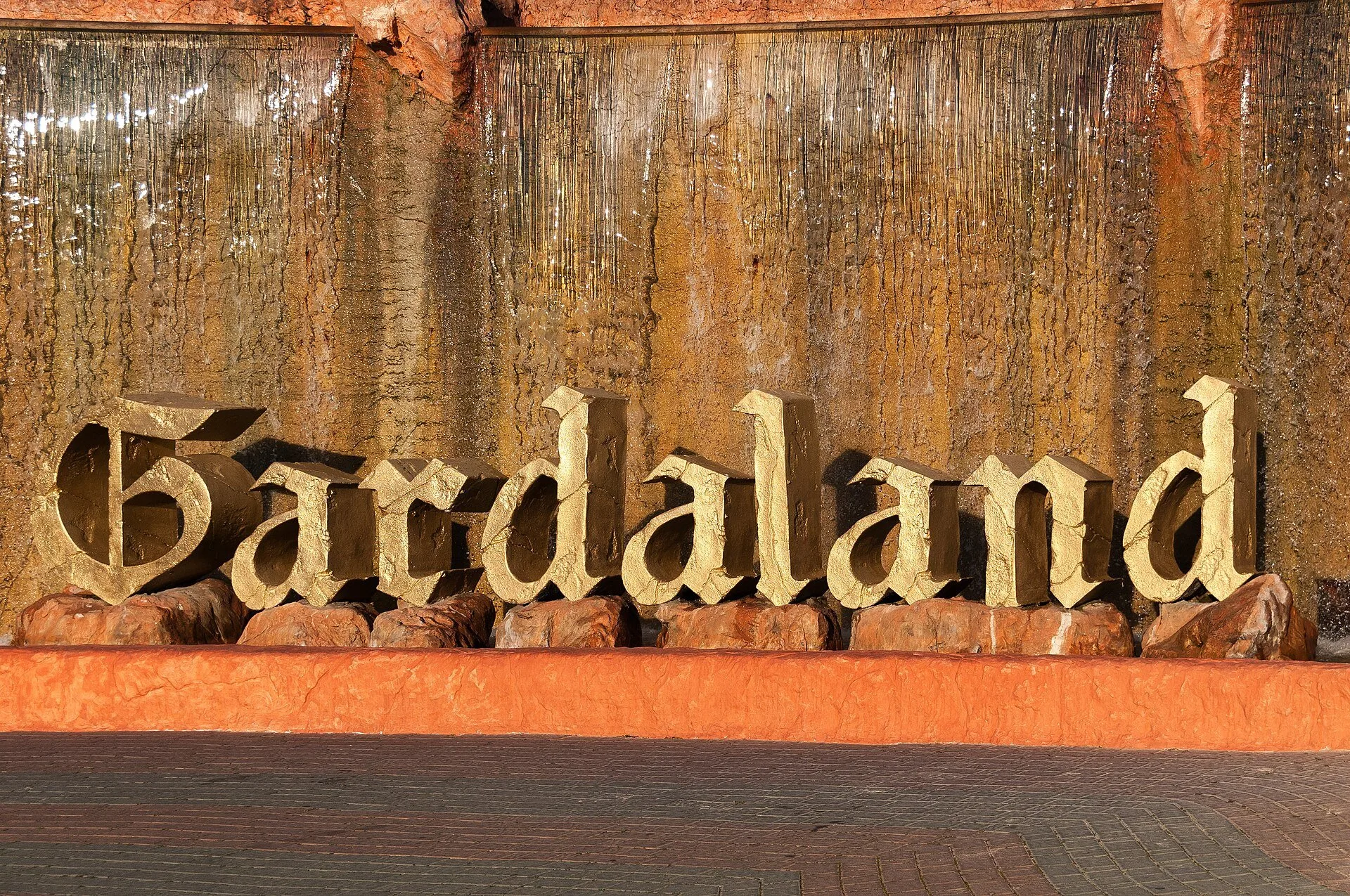 Insegna di Gardaland, parco divertimenti coinvolto dal rogo nell'area Far West