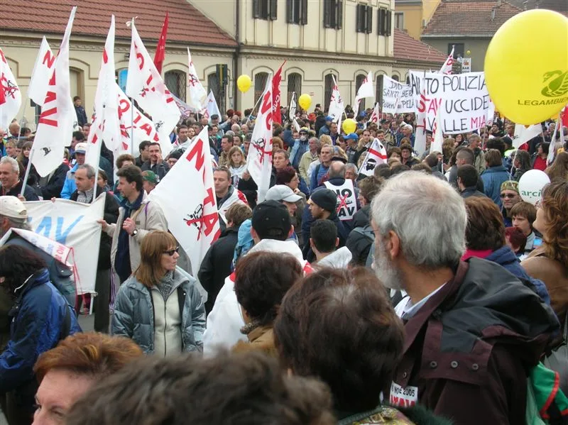 Manifestazione No Tav con bandiere e striscioni
