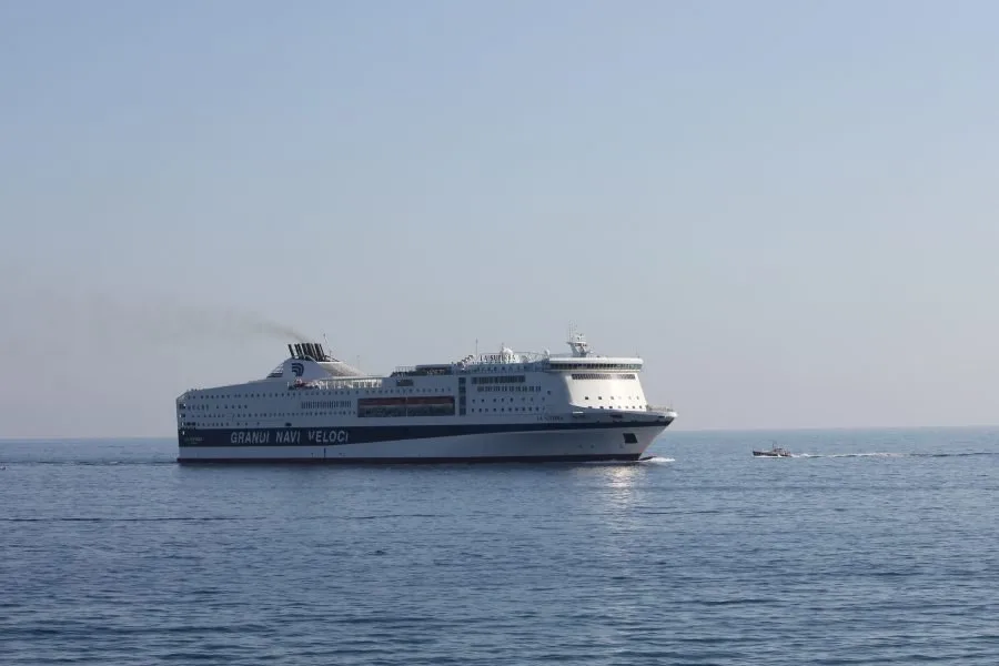 Traghetto La Superba di Grandi Navi Veloci in avvicinamento al porto di Genova