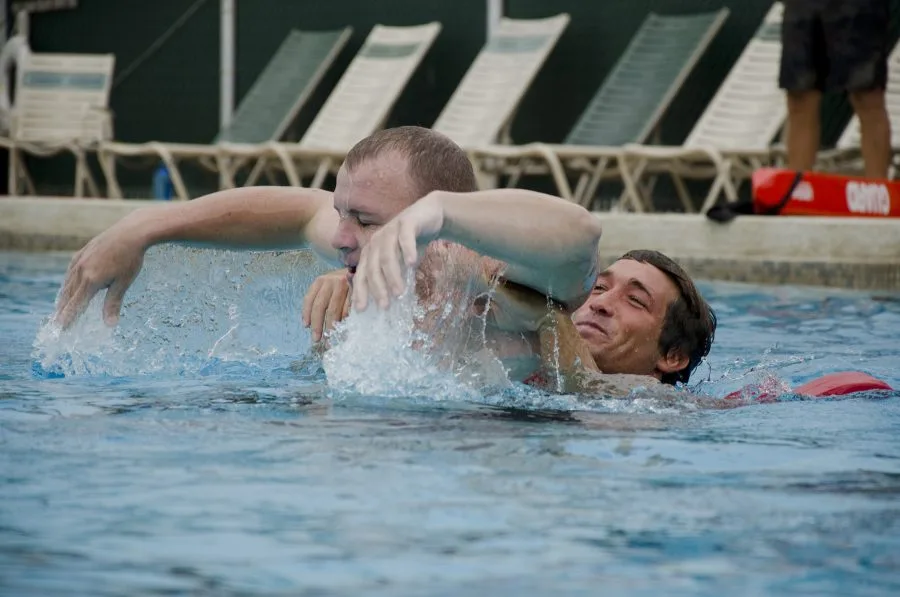 Esercitazione di salvataggio in piscina con due persone in acqua