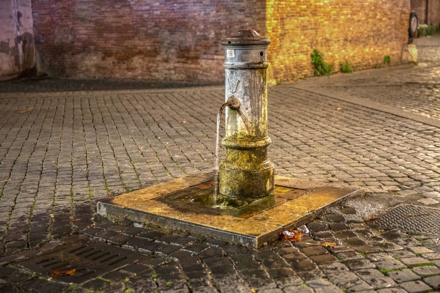 Fontanella pubblica nasone a Roma, simbolo dell’idratazione nelle giornate di caldo
