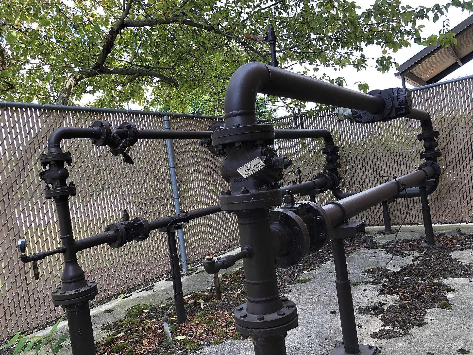 Stazione di gasdotto con valvole e tubazioni per il trasporto di gas naturale