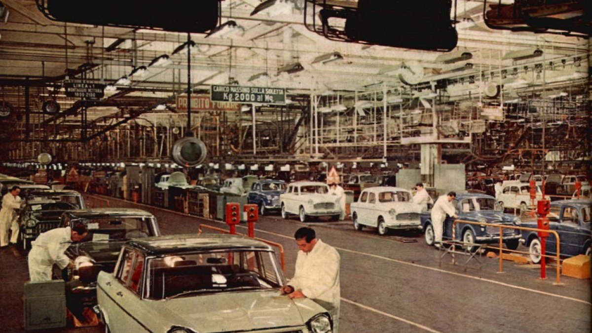 Operai nella linea di montaggio Fiat a Torino, immagine di contesto sul ricambio generazionale nel lavoro