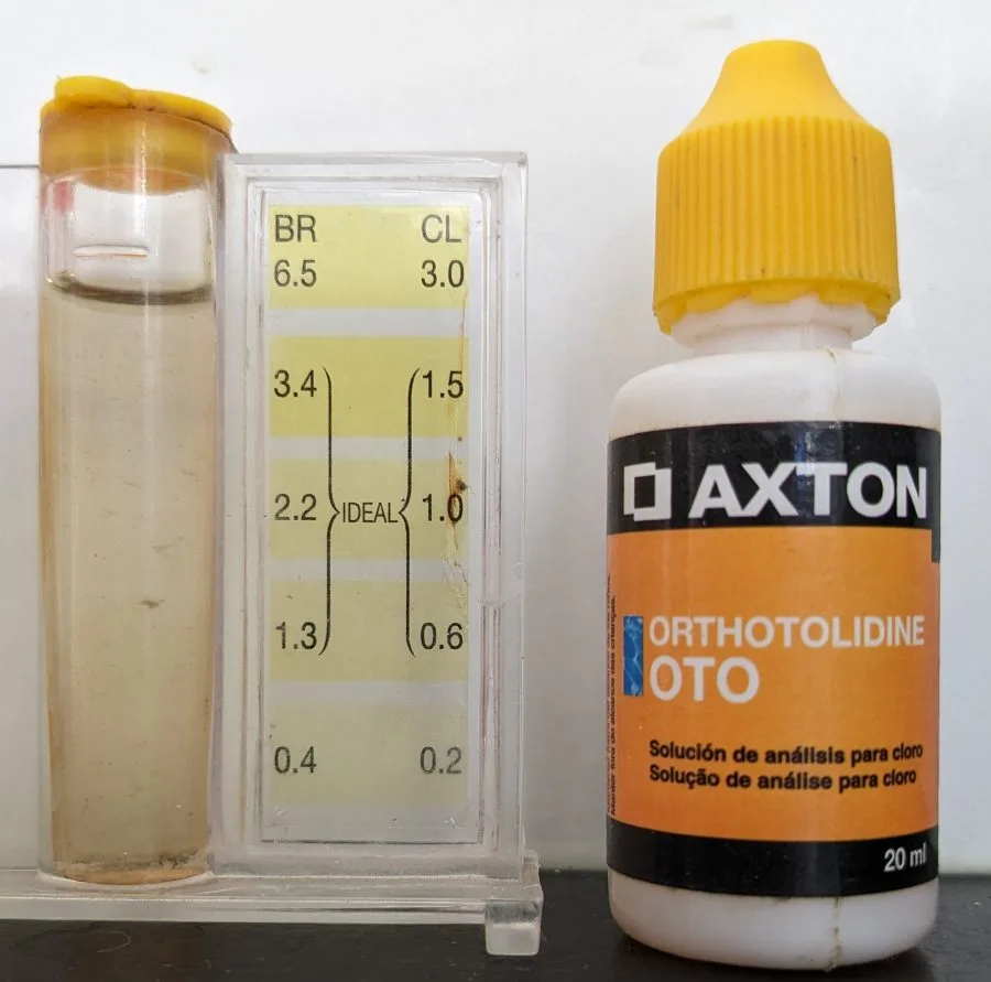 Kit per misurare il cloro dell’acqua di piscina con provetta e scala colorimetrica