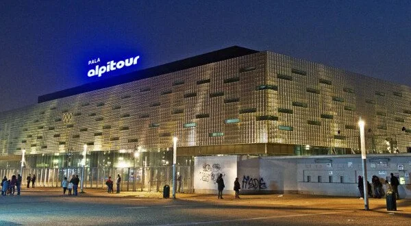 Esterno illuminato del Pala Alpitour, oggi Inalpi Arena, a Torino