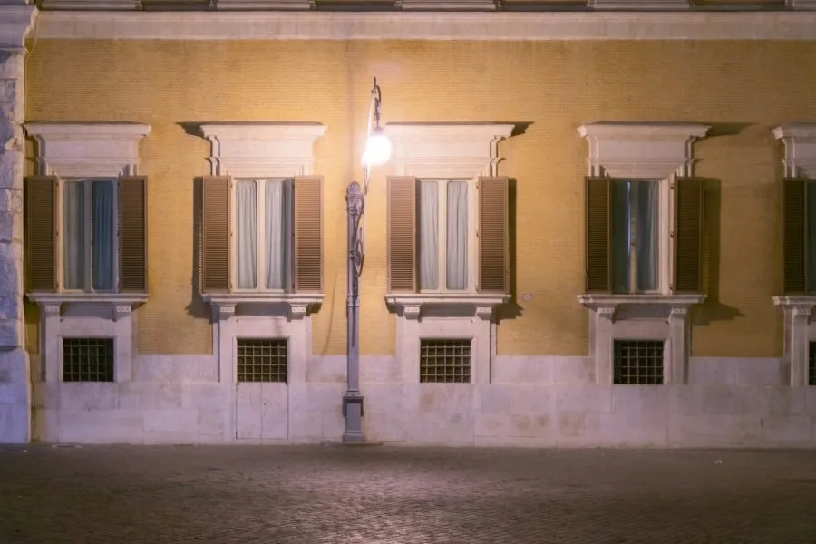 Dettaglio notturno della facciata di Palazzo Montecitorio a Roma