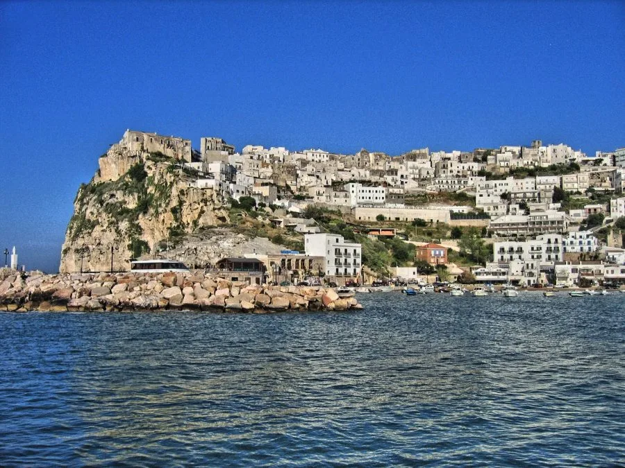 Vista di Peschici sul Gargano dal mare