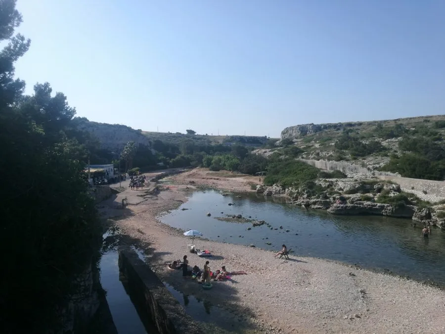 La baia di Porto Badisco in Puglia, tratto costiero indicato tra le aree con bollino rosso per Ostreopsis ovata