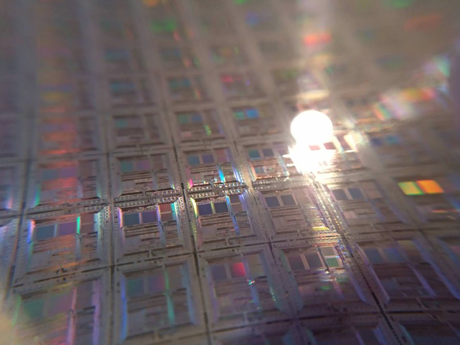 Primo piano di un wafer di silicio con circuiti per semiconduttori