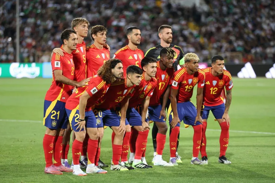 La nazionale spagnola di calcio schierata prima di una partita nel 2025