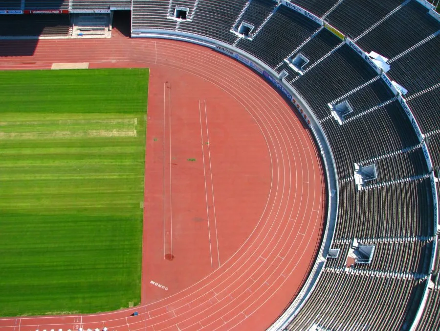 Vista dall’alto di una pista di atletica in uno stadio