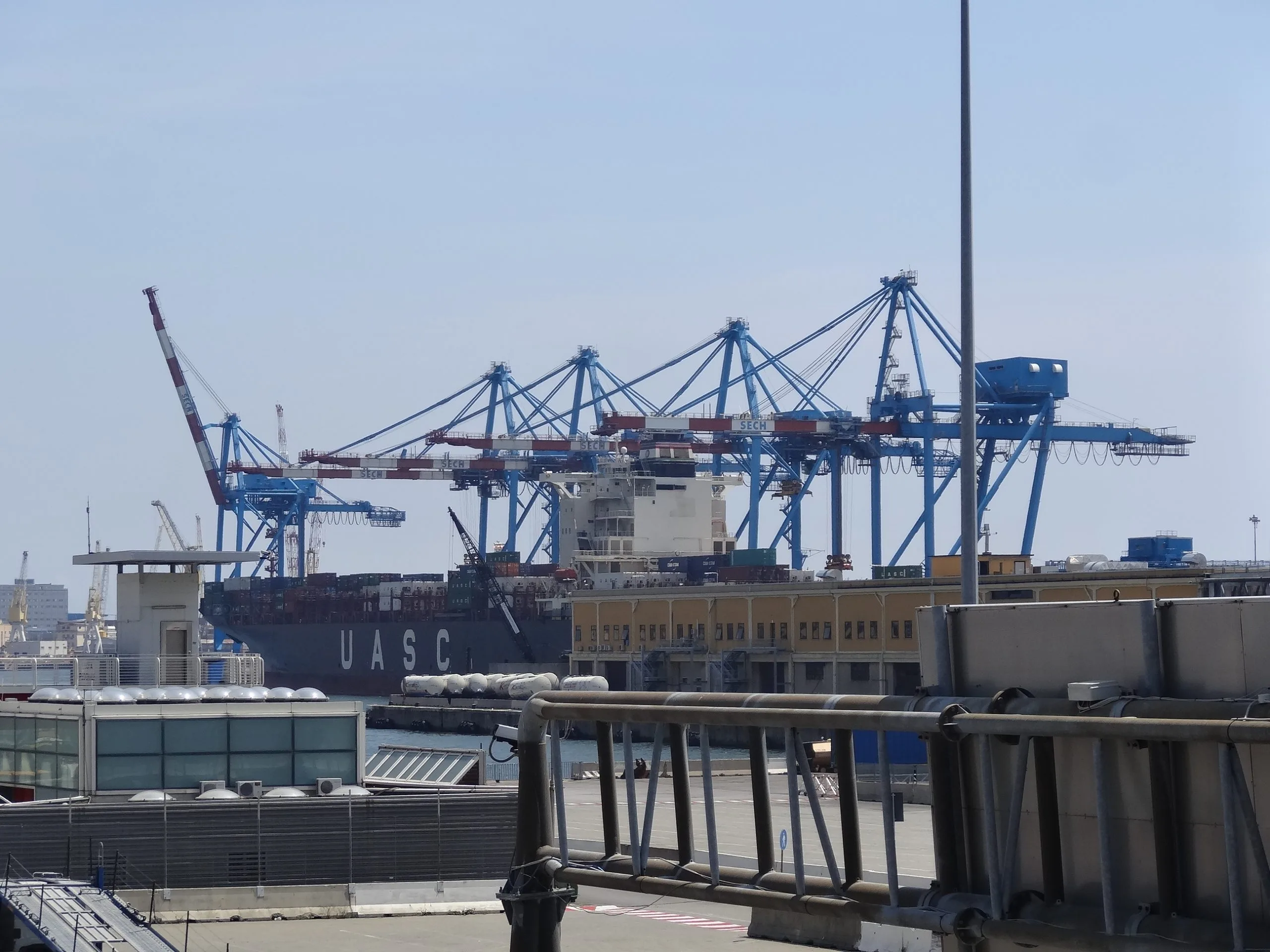 Nave container e gru al terminal SECH nel porto di Genova