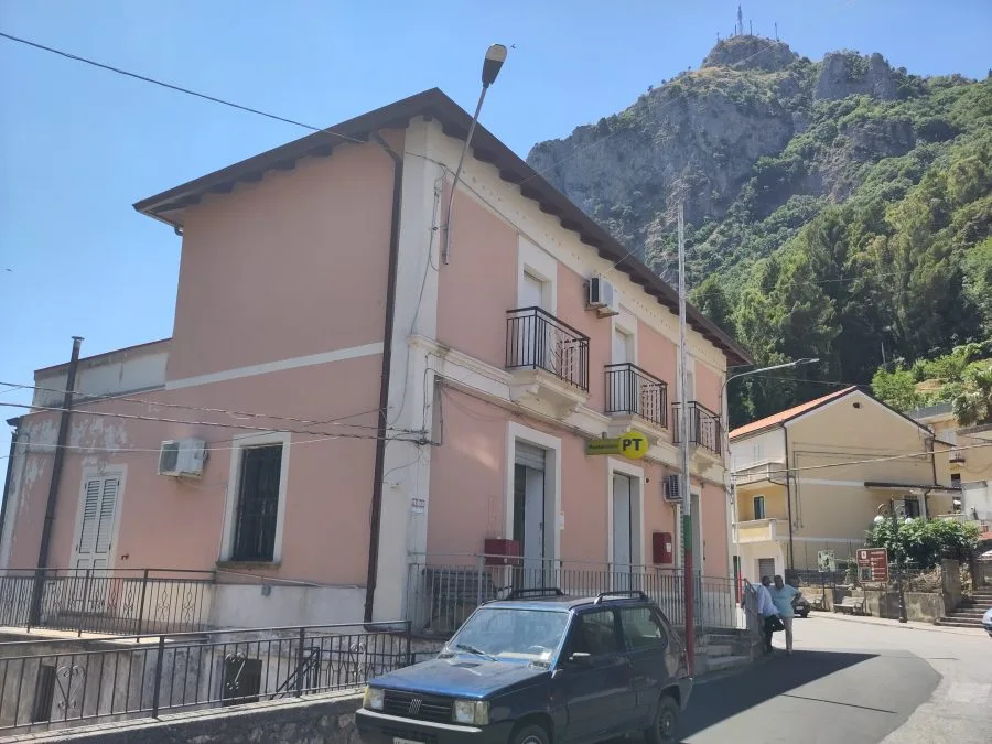 Ufficio postale di Poste Italiane, contesto per il ritiro delle pensioni