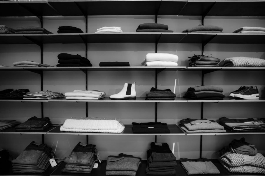 Abiti esposti in negozio e settore retail di lusso