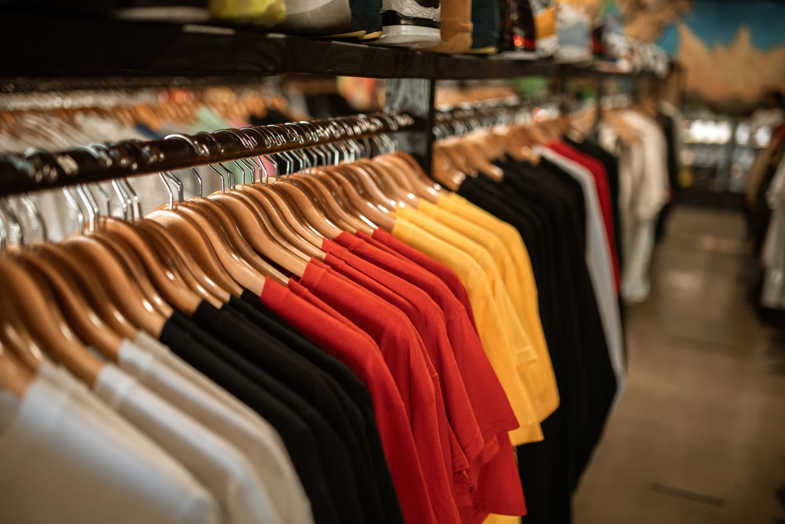 Abiti esposti in negozio e settore retail di lusso