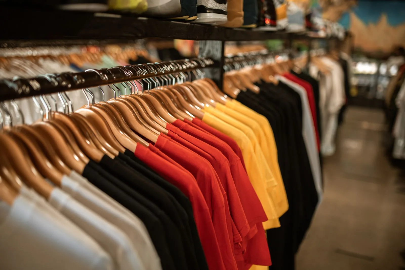 Abiti esposti in negozio e settore retail di lusso