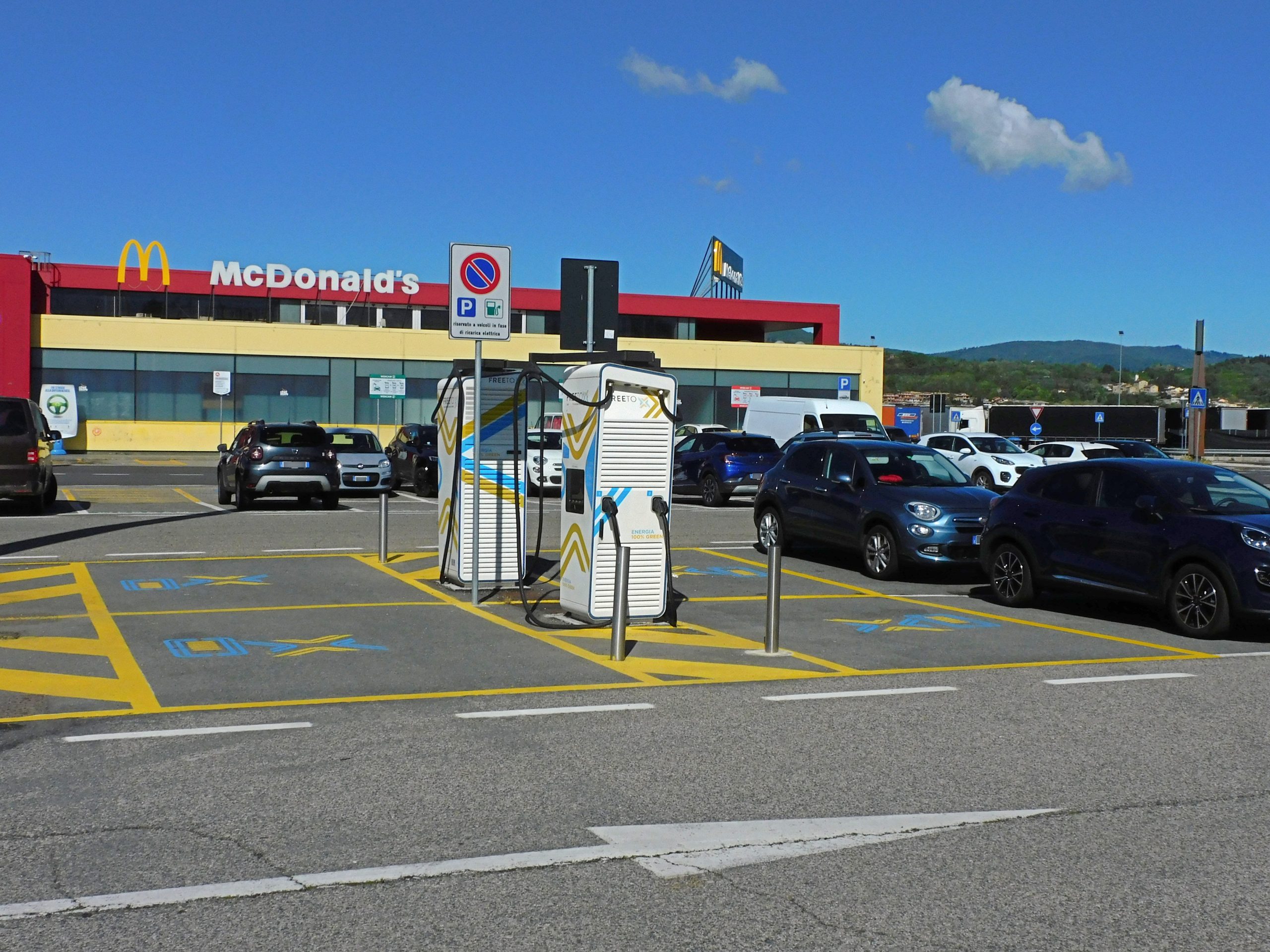 Stazione di ricarica Free to X nell’area di servizio Arno Ovest sull’autostrada A1