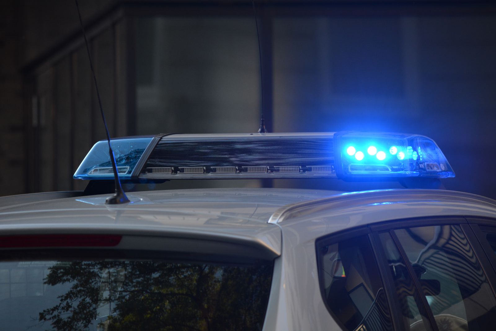 Auto della polizia in strada
