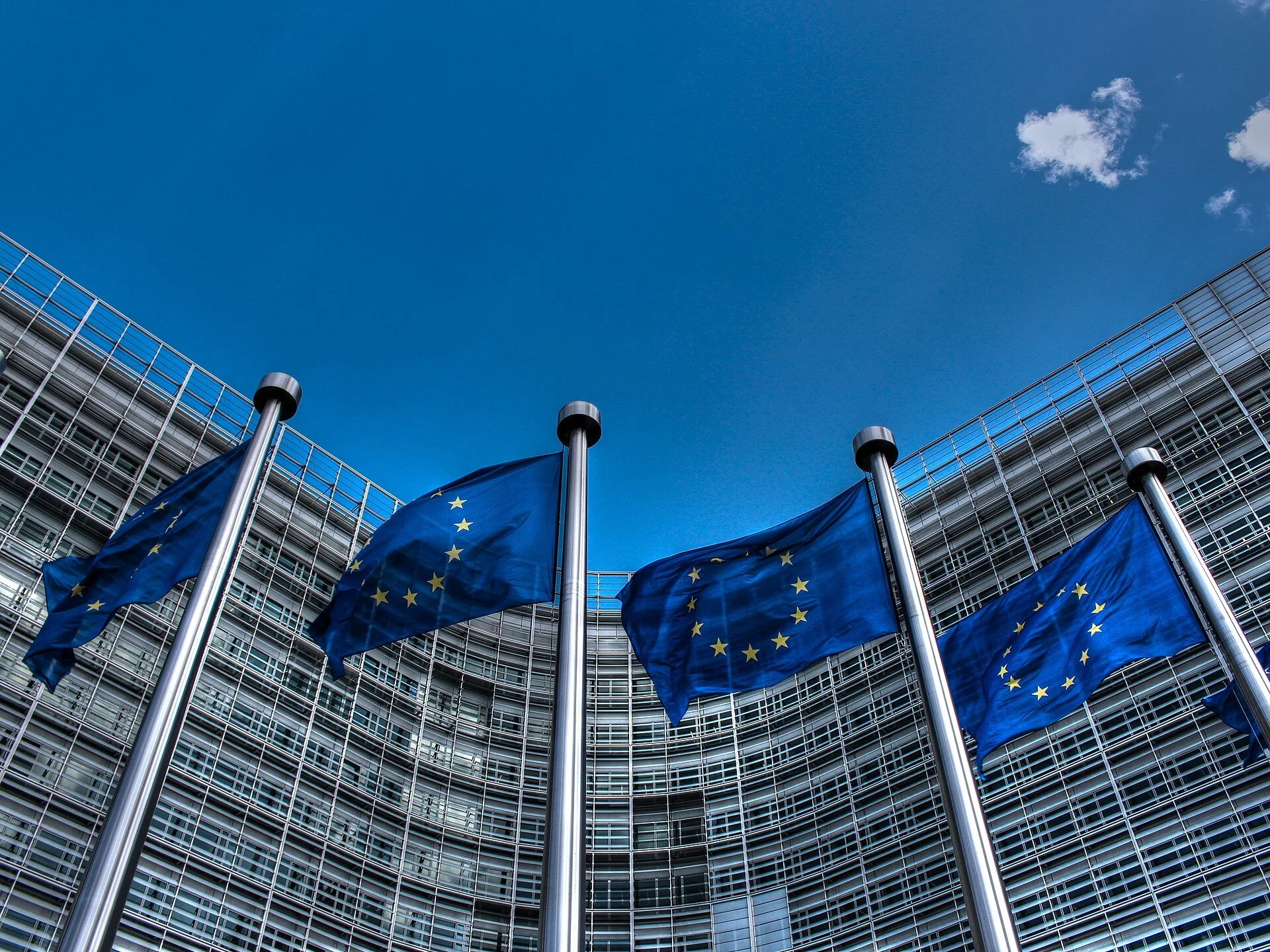 Bandiere dell’Unione europea davanti al palazzo Berlaymont della Commissione europea