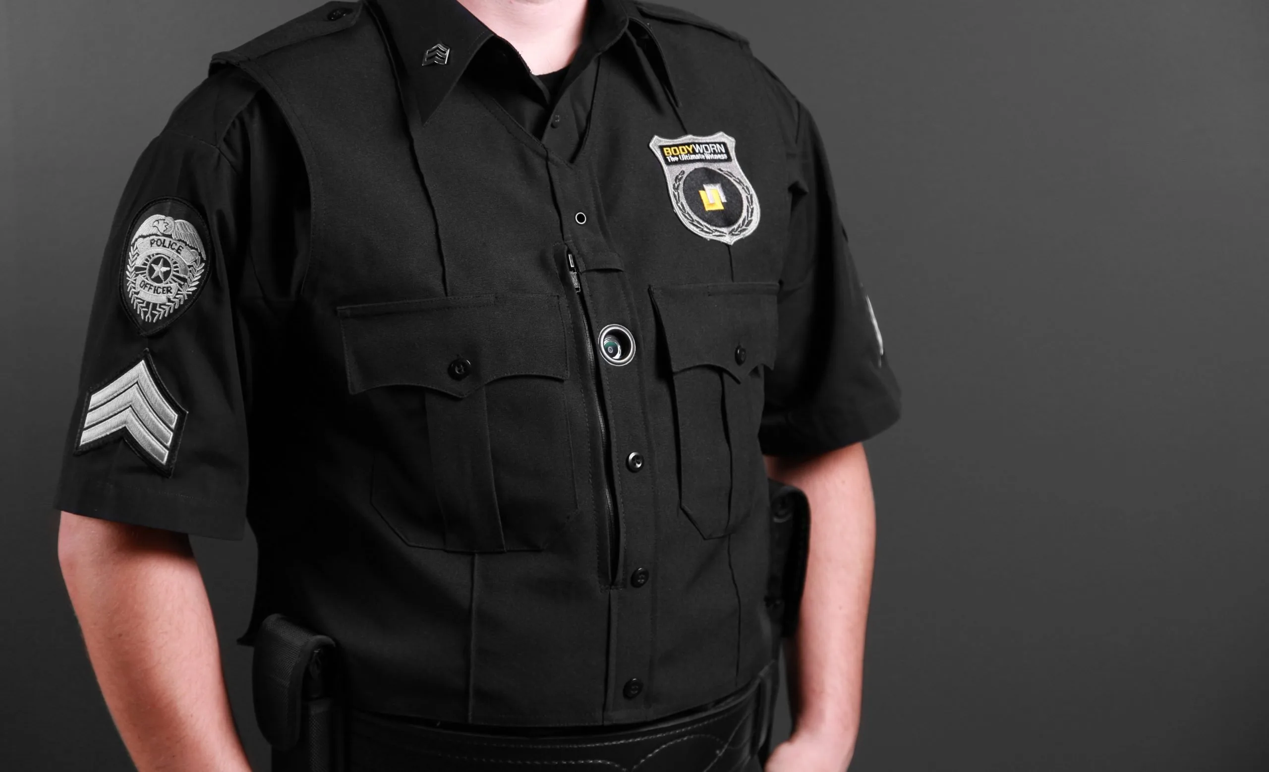Body camera fissata su una uniforme di polizia