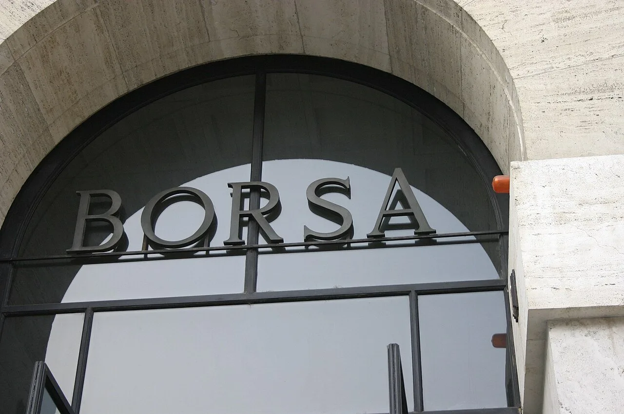 Dettaglio dell'ingresso del Palazzo della Borsa di Milano